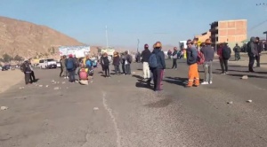 Pobladores y mineros de Siporo bloquean la carretera Potosí-Sucre 1