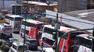 Transporte pesado internacional se declara en emergencia por falta de diésel en surtidores