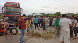 Transporte libre bloquea la carretera nueva Cochabamba-Santa Cruz y suspenden viajes  1