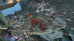 Sismo en China deja 126 muertos, temen que las bajas temperaturas dificulten las tareas de auxilio