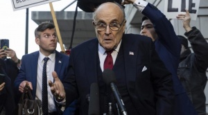Exalcalde de Nueva York Giuliani se declara en bancarrota tras millonaria condena por difamación