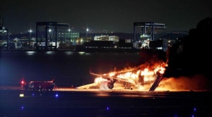 Japón confirma la muerte de cinco personas tras el choque de dos aviones en Tokio