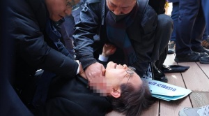 El líder de la oposición surcoreana fue apuñalado en el cuello y tuvo que ser intervenido de urgencia