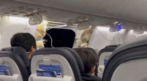 Un Boeing 737-9 de Alaska Airlines pierde una ventana en pleno vuelo