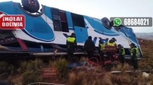 Bus vuelca en la ruta a Tarija; hay cinco personas fallecidas