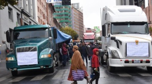 Transporte pesado bloquea con camiones la avenida Mariscal Santa Cruz