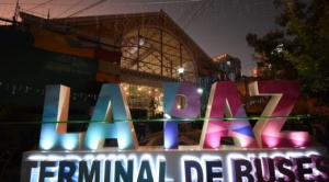 Salidas desde la Terminal de Buses de La Paz a Cochabamba y Santa Cruz  siguen interrumpidas, la gente se va por Sucre