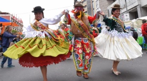 Más de 50 conjuntos folklóricos y autóctonos desafían al clima y animan el Jisk'a Anata en La Paz