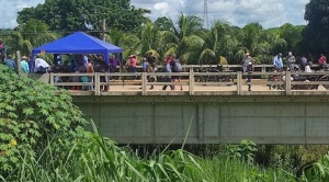 Interculturales mantienen segundo día de bloqueo en Yapacaní para presionar por la aprobación de créditos externos