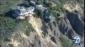 Casas de multimillonarios en California quedan al borde de un acantilado tras deslizamientos