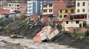 Una casa se desploma en Irpavi II debido a las intensas lluvias y la crecida del río