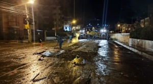 La Alcaldía de La Paz retira material de arrastre de la avenida Costanera 1