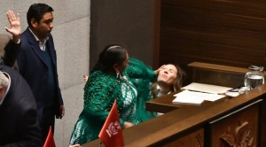 Mayra Zalles de CC denuncia que diputada arcista le escupió, arañó la cara y empujó al piso