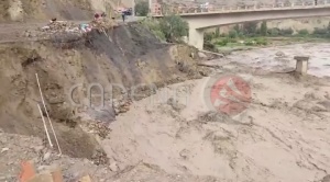 Puente en Lipari está apunto de colapsar por el fuerte caudal del río 1