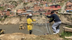En Bajo Irpavi y Caliri, vecinos ayudan a la Alcaldía de La Paz  y Defensa Civil en el armado de gaviones