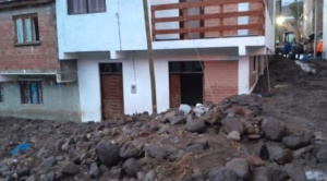 Una riada afecta al municipio potosino de Colcha K, daña viviendas y vehículos
