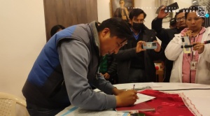  Alcaldía de Oruro y choferes firman acuerdo  sobre los pasajes de transporte público 
