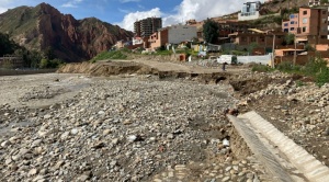 En la zona El Gramadal cerca de Las Cholas, la crecida del río La Paz se llevó parte de la vía empedrada