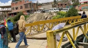 Vecinos de Callapa bloquean puente a Irpavi, exigen ayuda de autoridades ante deslizamientos
