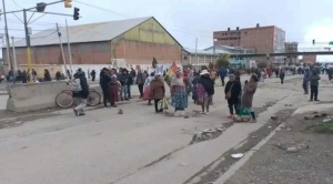 Vecinos del Distrito 8 de El Alto bloquean vía a Oruro, piden a diputados aprobar crédito externo