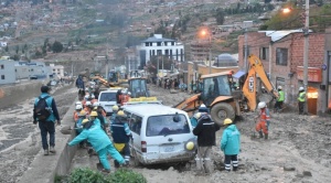 Desborde del río Aruntaya arrastra a 6 vehículos y mazamorra ingresa a viviendas a lo largo de 1 km