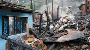 Un incendio consume cerca de 70 casas de un barrio informal en el centro de Bogotá