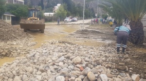 El desborde del río Achumani dejó toneladas de piedras y arena desde la calle 49 hasta la 28 de Achumani