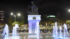 Entregan remozada plaza Abaroa con fuente de agua, luces led, baños inclusivos y parque infantil