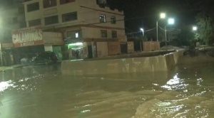 Casas y calles de dos zonas de Cochabamba se inundan tras intensa lluvia y crecida de río