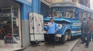  Bus choca contra un anaquel y una pared de un inmueble en la calle Colombia, no se reportan heridos