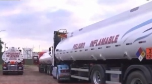 Denuncian que YPFB veta y amenaza a choferes por reportar demoras en carga de combustible en Paraguay