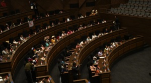 Niños participan en una sesión de la Cámara Baja como si fueran diputados 