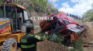 Sube a 7 los fallecidos en embarrancamiento de un bus que se dirigía de Potosí a Santa Cruz