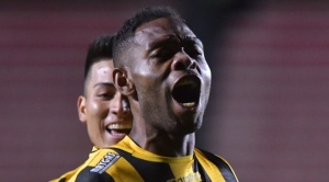 Enoumba celebra su primer gol como jugador de The Strongest