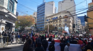 Profesores y trabajadores de salud protestan en contra de la situación de la CNS y exigen la destitución del gerente general