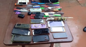 Policía decomisa armas blancas y celulares en requisa en el penal de Palmasola