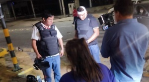 Asociaciones de periodistas, indignadas porque  un policía ofreció 100 dólares para  “resarcir” a reporteros agredidos