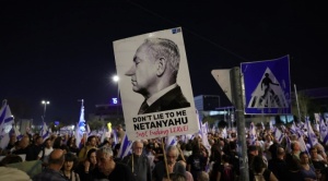 Críticos de Netanyahu lo acusan de prolongar la guerra para evitar salir del Gobierno y enfrentar juicios  1