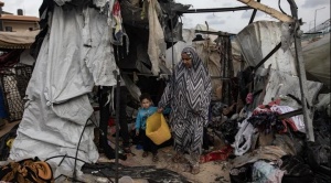 Heridos de ataques israelíes en Rafah inundan hospitales, mientras ayuda sigue bloqueada