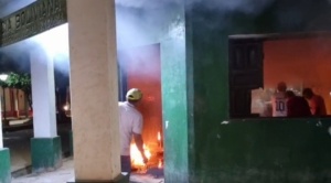 Pobladores queman edificio policial en población beniana de Santa Ana de Yucuma