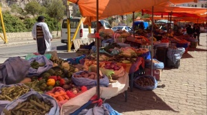 Aumentan precios de verduras y frutas; vendedoras atribuyen al descenso de temperaturas y escasez de dólares