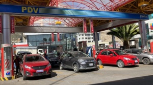 Disminuyen las largas filas de vehículos en las gasolineras de La Paz