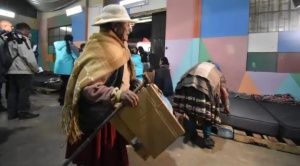 Alcaldía coordina con Segip para que se entreguen cédulas de identidad a migrantes que buscan refugio en albergue