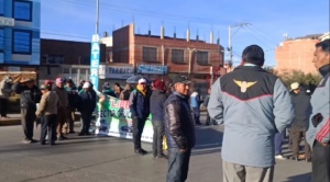 Transportistas bloquean vías en El Alto, denuncian abusos en cobros de la Aduana y Diprove