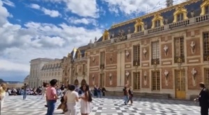 Bomberos de París apagan un incendio en el Palacio de Versalles