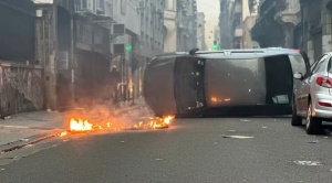 Violencia frente al Congreso en Argentina: bombas molotov, dos autos incendiados, enfrentamientos y 27 detenidos