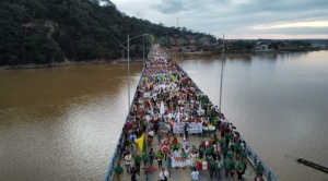 “Agua sí, oro no”: una marcha multitudinaria alza la voz por la Amazonía con la promesa de tomar acciones en su defensa
