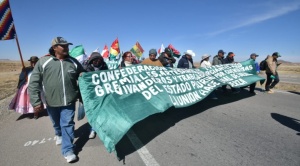 En el tercer día de marcha de los  gremiales hacia La Paz, de 700 que comenzaron la protesta quedan 70 