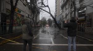 Miles de damnificados y caos por intensas lluvias en Santiago de Chile y el centro del país