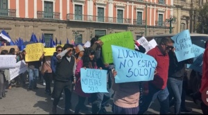 Marcha afín al Gobierno ingresa a plaza Murillo, rechaza bloqueos y la Policía hace la vista gorda
